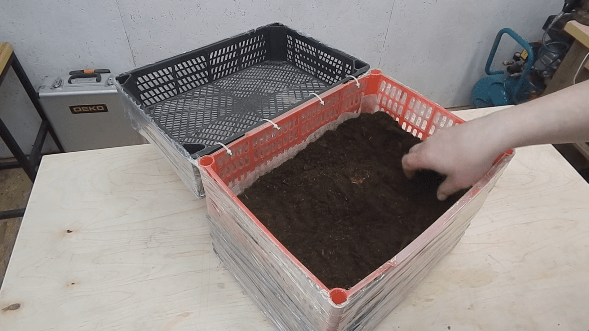 Садівники розповіли, як зробити зручний міні парник із пластикових ящиків