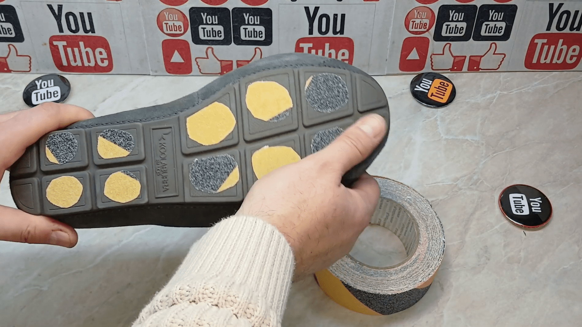 Експерти розповіли, як захистити взуття від ожеледі	