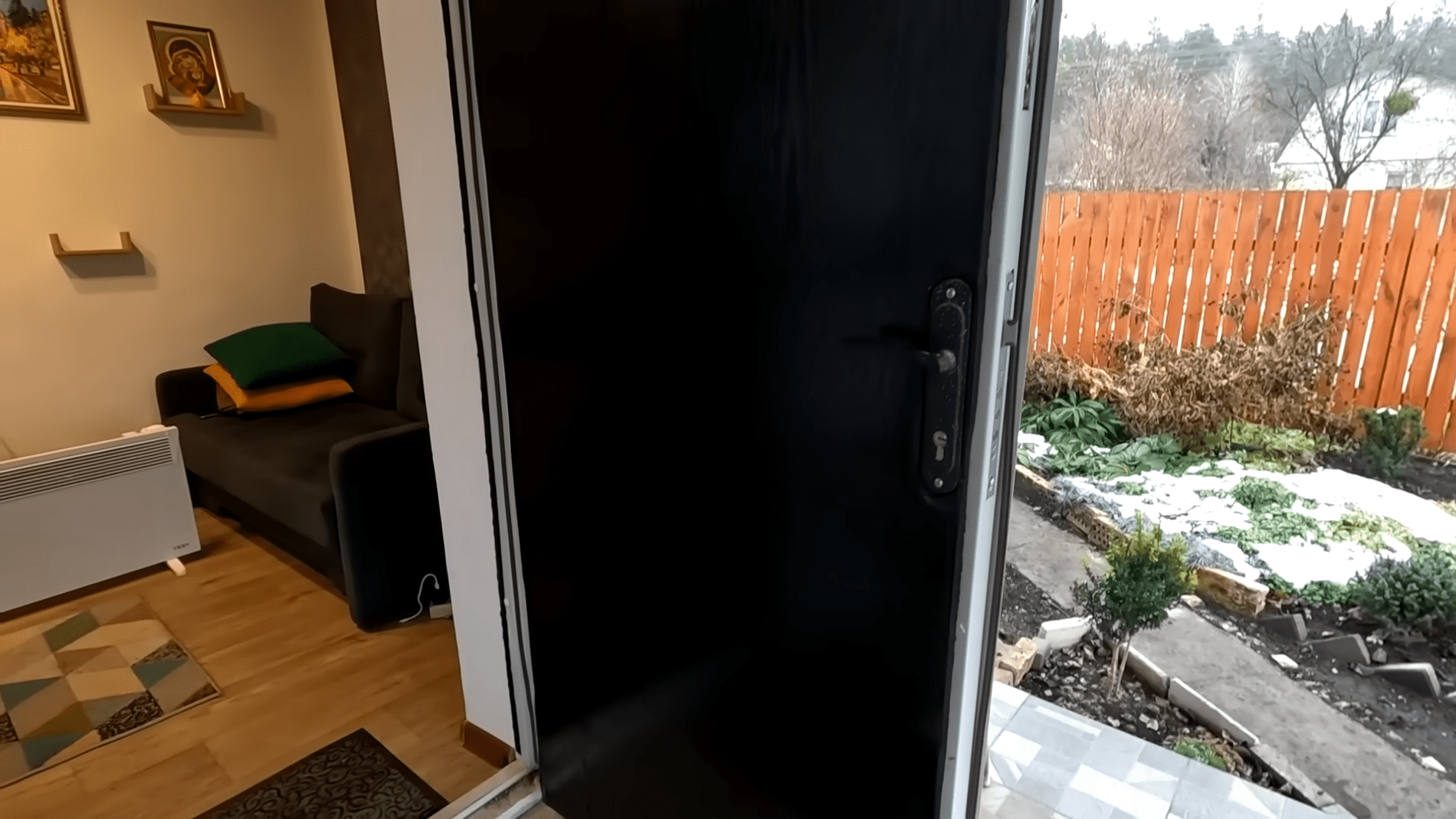 Експерти розповіли, як позбутися промерзання вхідних дверей	