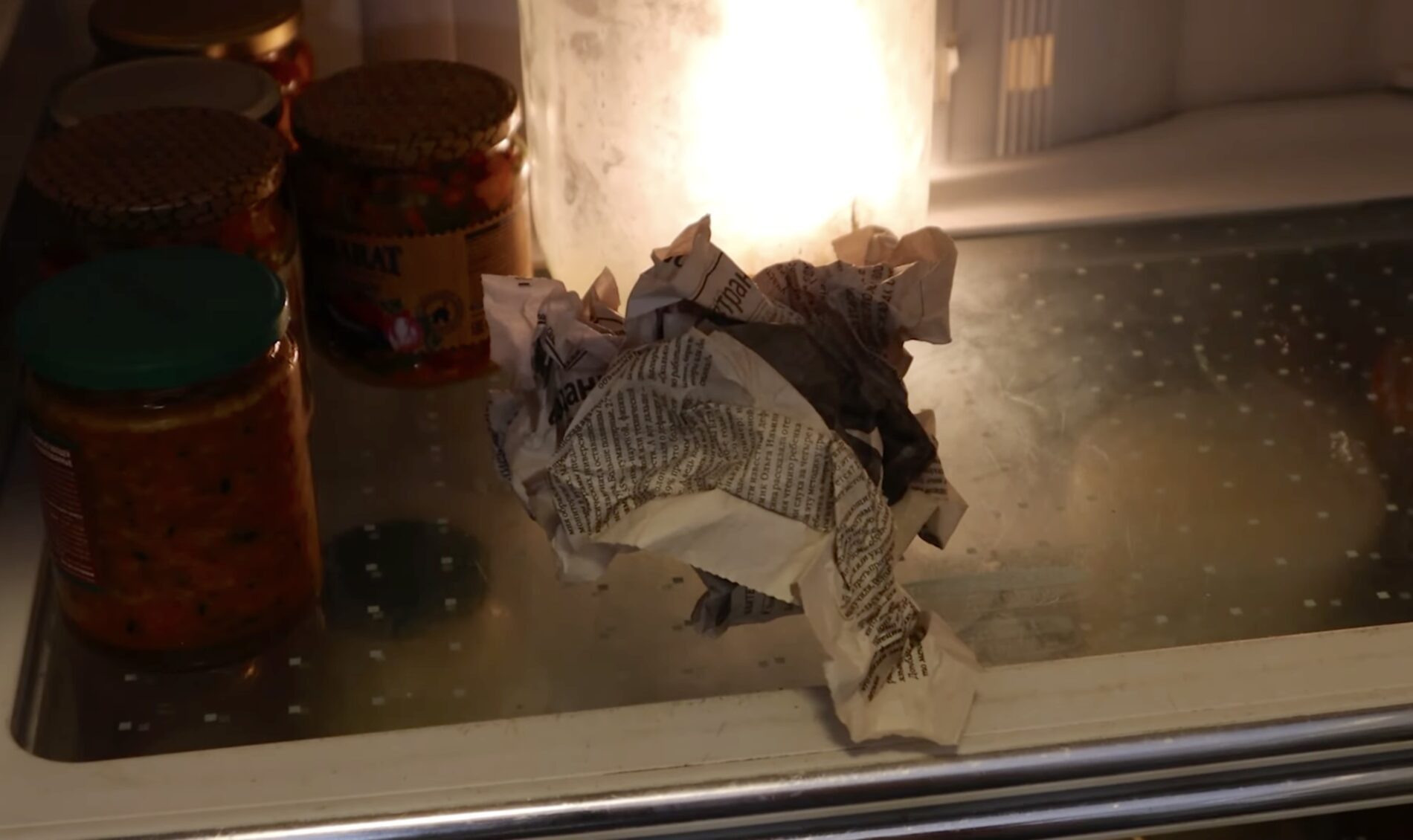 Господині розповіли, навіщо тримати газети у холодильнику