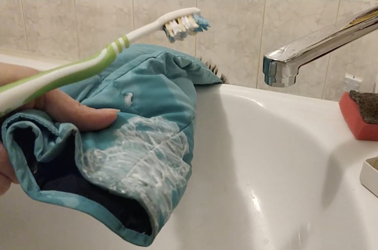 Господині розповіли, як швидко почистити рукави на пуховику