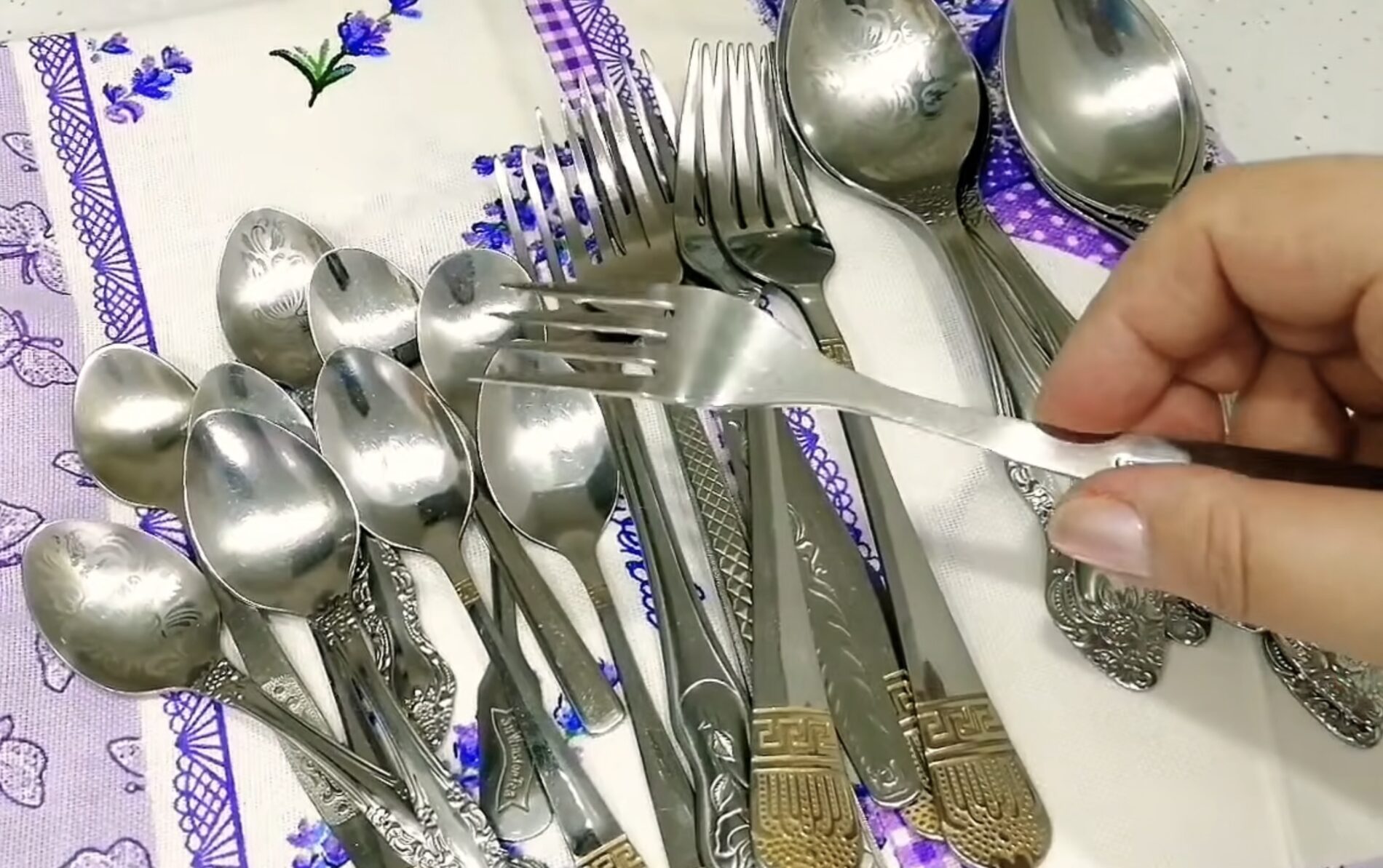 Господині розповіли, в чому потрібно раз на місяць замочувати столові прибори