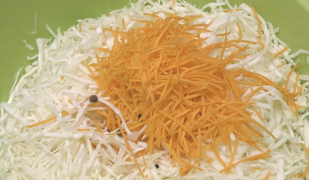 Господині поділилися новим рецептом квашеної капусти 