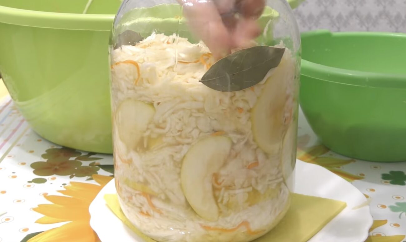 Господині поділилися новим рецептом квашеної капусти