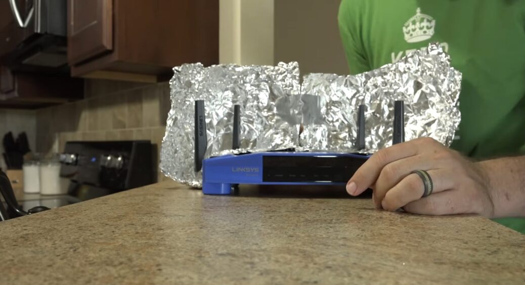 Wi-Fi погано ловить у дальній кімнаті? Поставила за роутер екран із фольги: сигнал став кращим на 2 смужки 