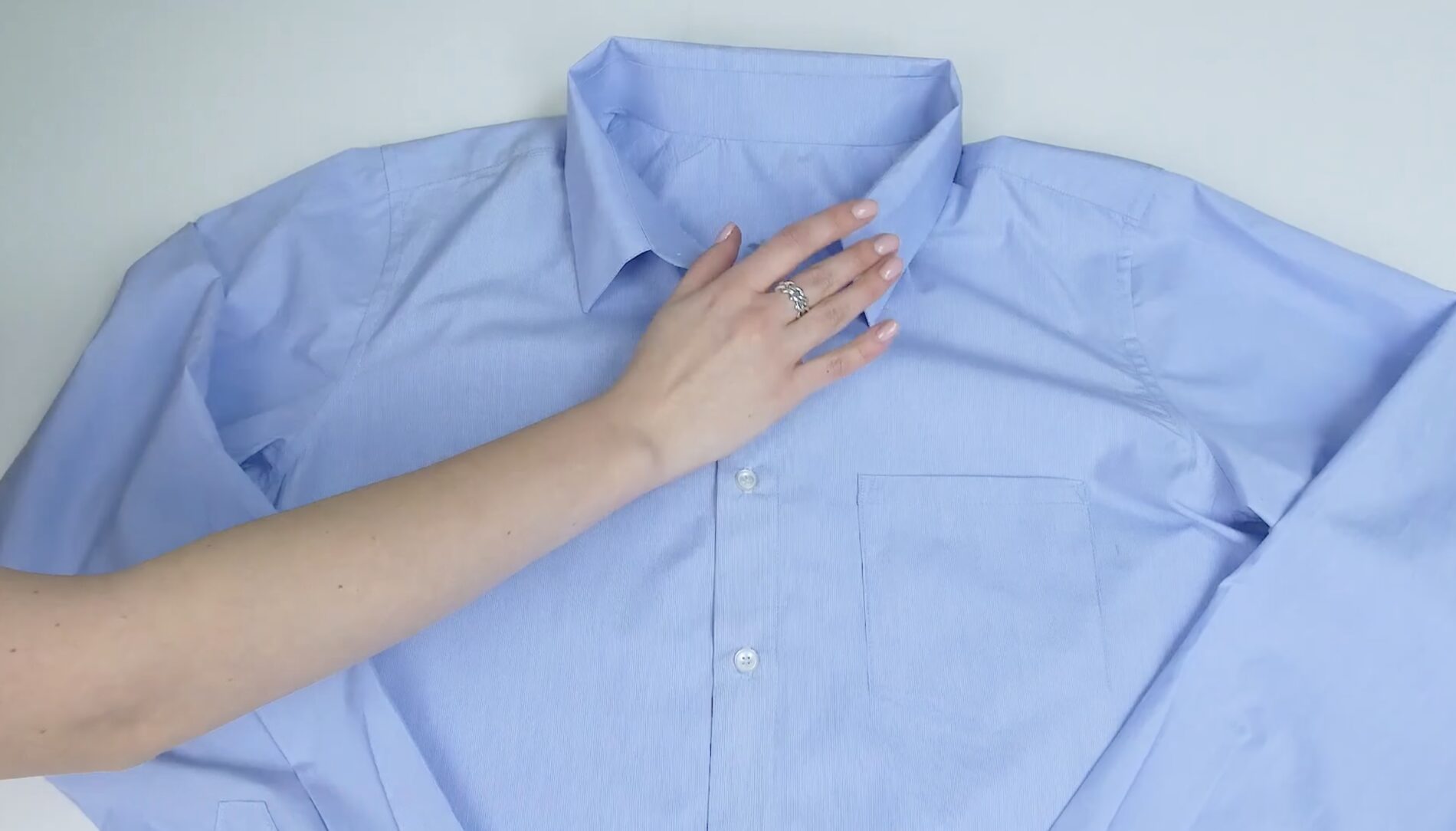 Господині розповіли, як попрасувати сорочку, якщо немає світла