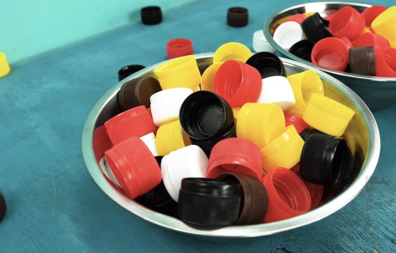 Господині розповіли, як використати пластикові кришки з користю для дому