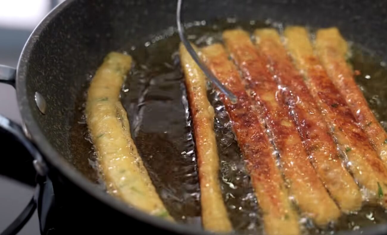 Господині поділилися рецептом хрустких картопляних паличок із сиром