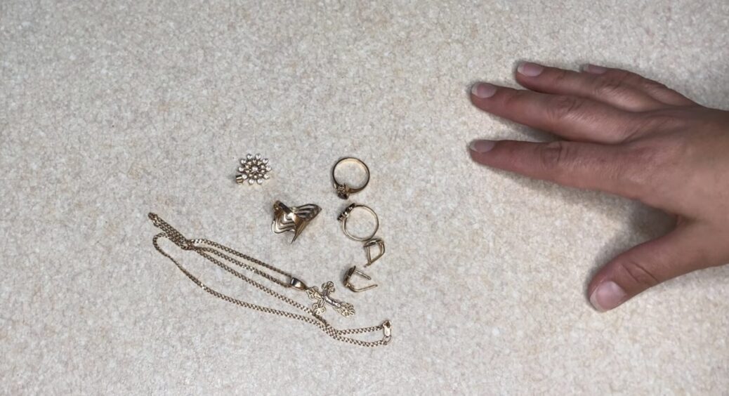 Беру 2 ст. ложки “цього” та трішки води: занурюю всі золоті каблучки, ланцюжки та браслети – і вони як нові 