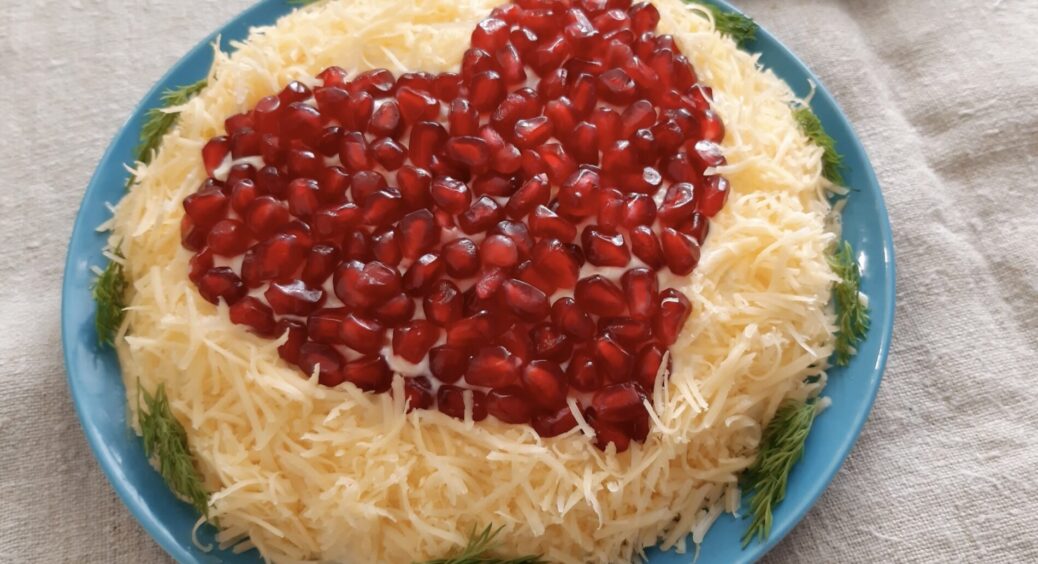 Коханий мені нові сережки, а я йому – вишуканий салат “пристрасть”: романтична страва до 14 лютого 