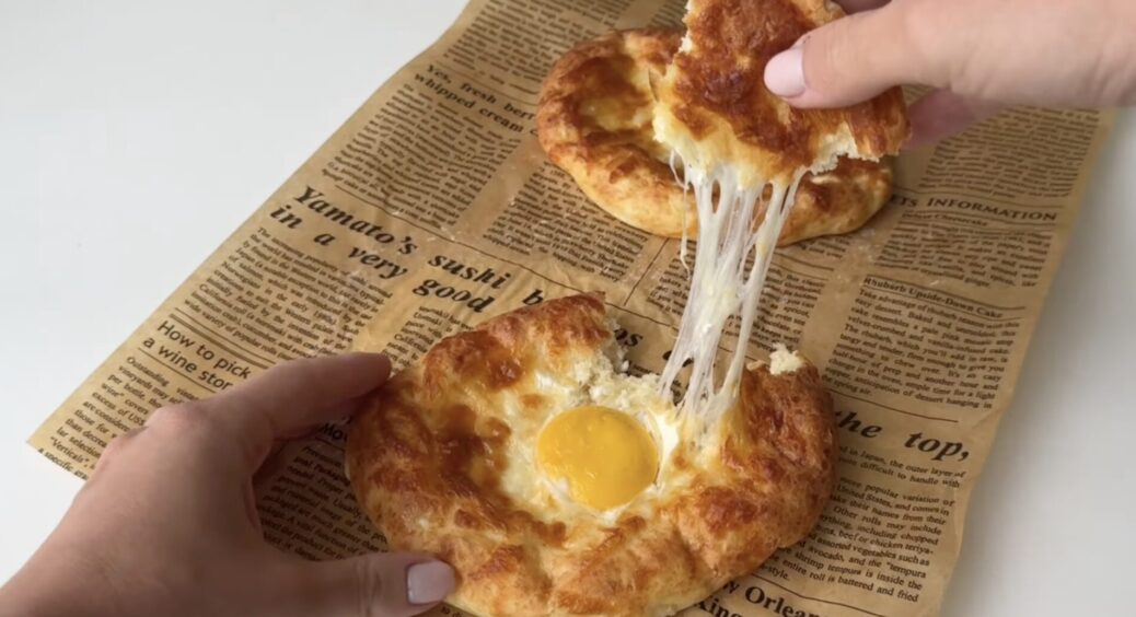 Ліниві хачапурі за 7 хвилин, які можна на дієті – чоловік облизує пальці, а діти деруться за останній шматок 