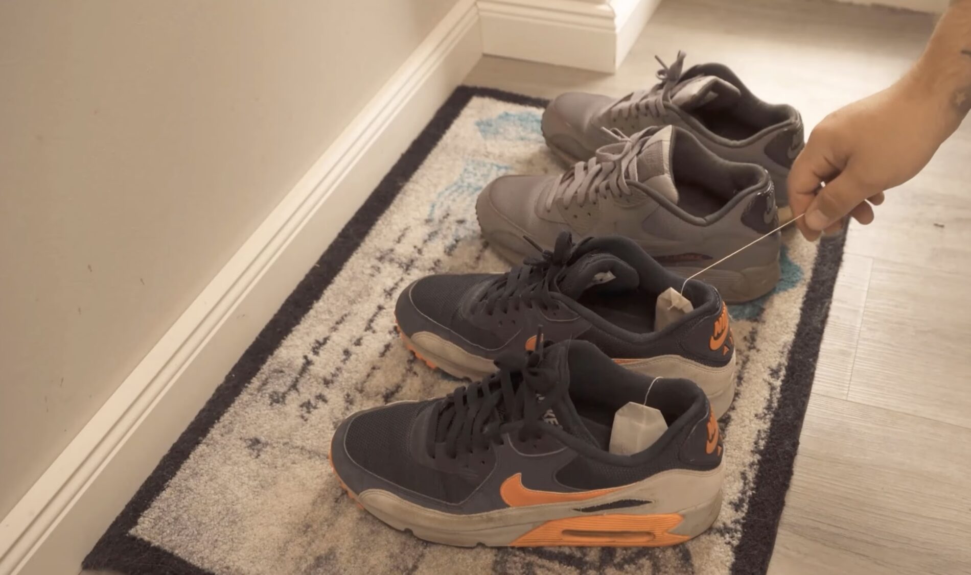 Господині розповіли, як прибрати запах поту зі взуття за ніч