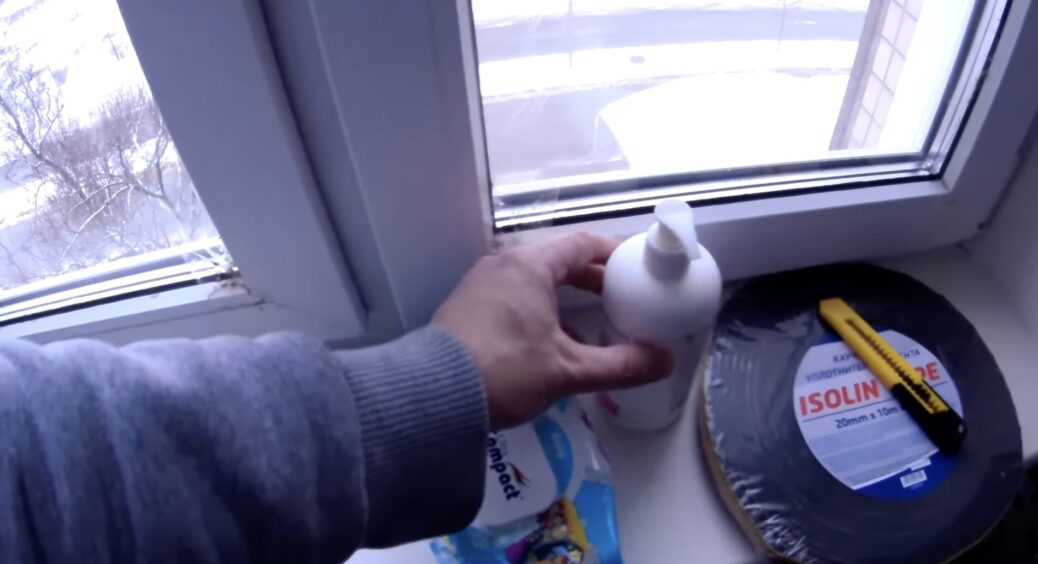 У квартирі стало тепліше на 3 градуси: просто наклеїла на шибки це – витратила 100 гривень та 20 хвилин 