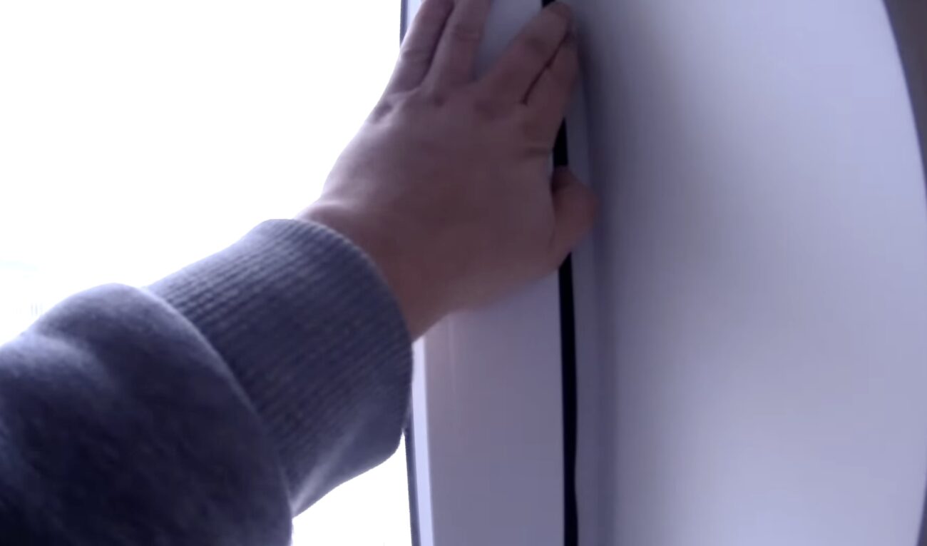 Господині розповіли, як бюджетно заклеїти шибки на вікнах