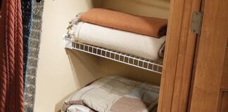 Господині розповіли, що покласти між постіллю, щоб вона не пахла сирістю