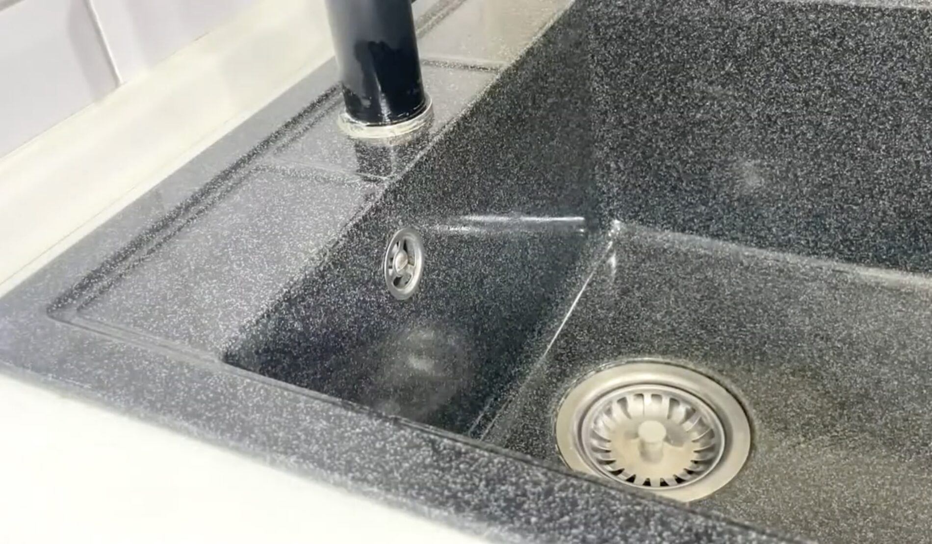 Експерти розповіли простий спосіб усунути засмічення в кухонній раковині 