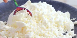 Господині розповіли, як приготувати кисломолочний сир з йогурту