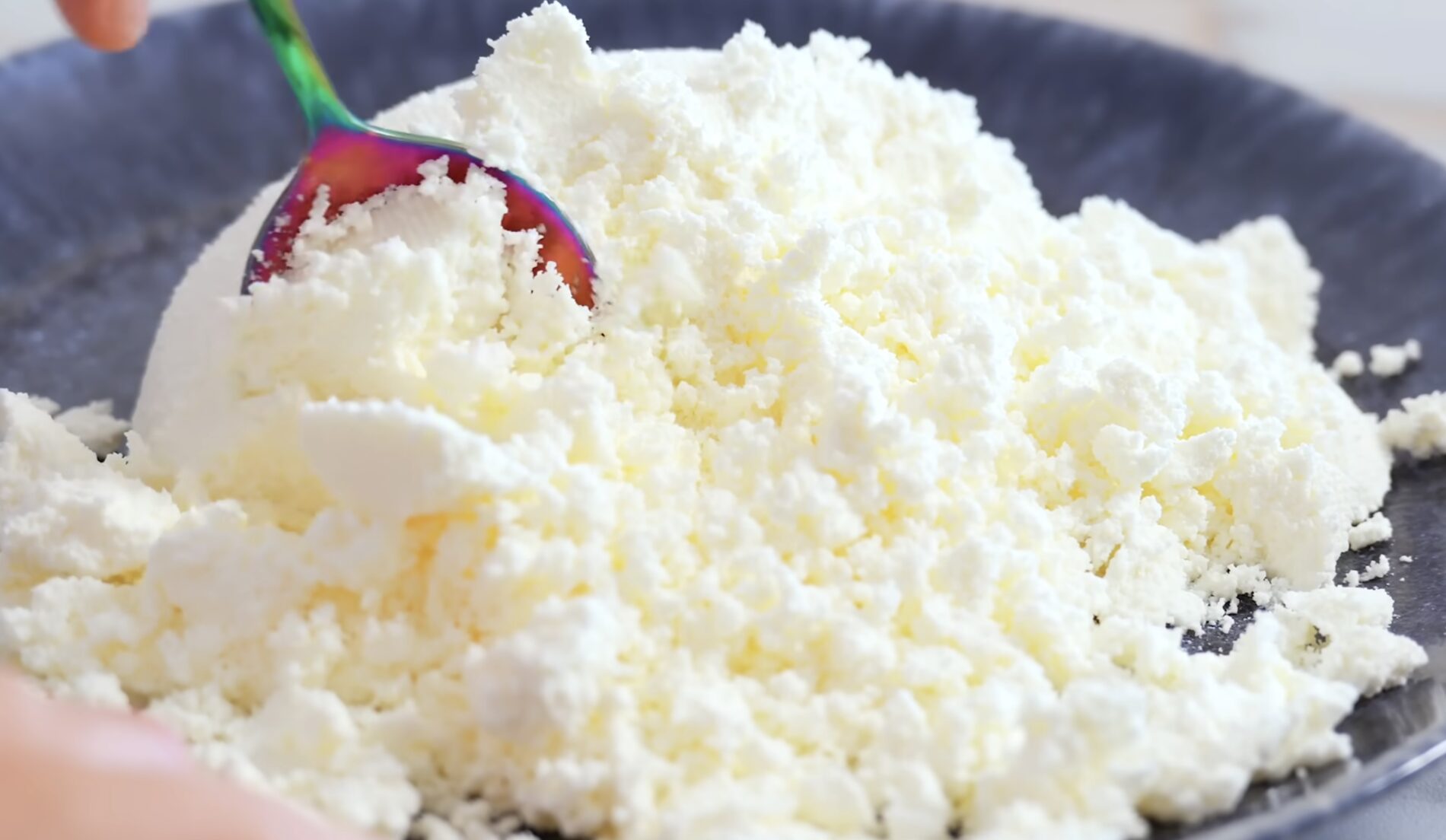 Господині розповіли, як приготувати кисломолочний сир з йогурту