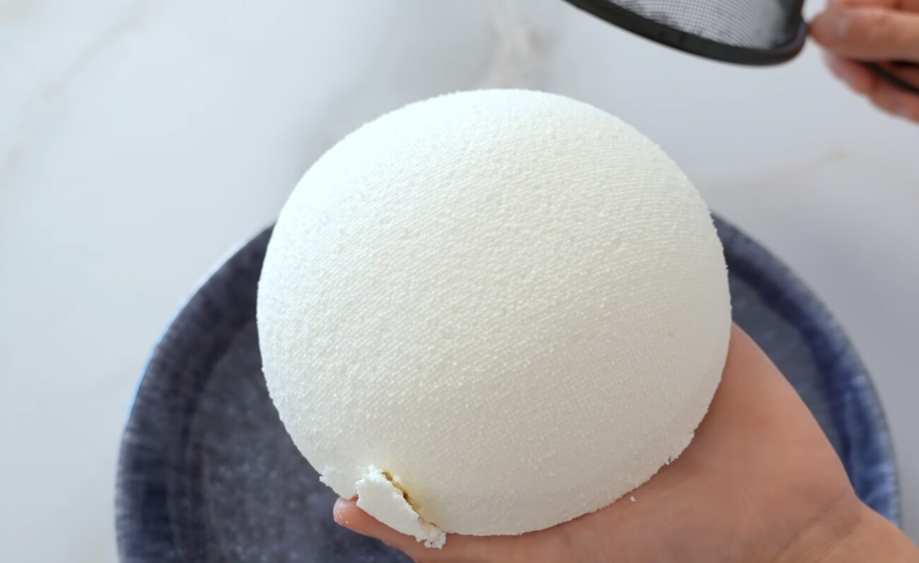 Господині розповіли, як приготувати кисломолочний сир з йогурту