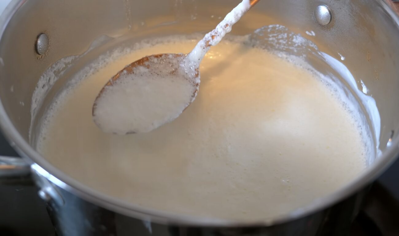 Господині розповіли, як приготувати кисломолочний сир з йогурту