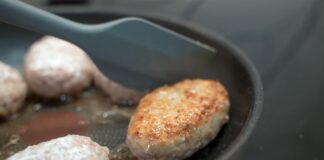 Господині розповіли, як смажити котлети без бризок олії 
