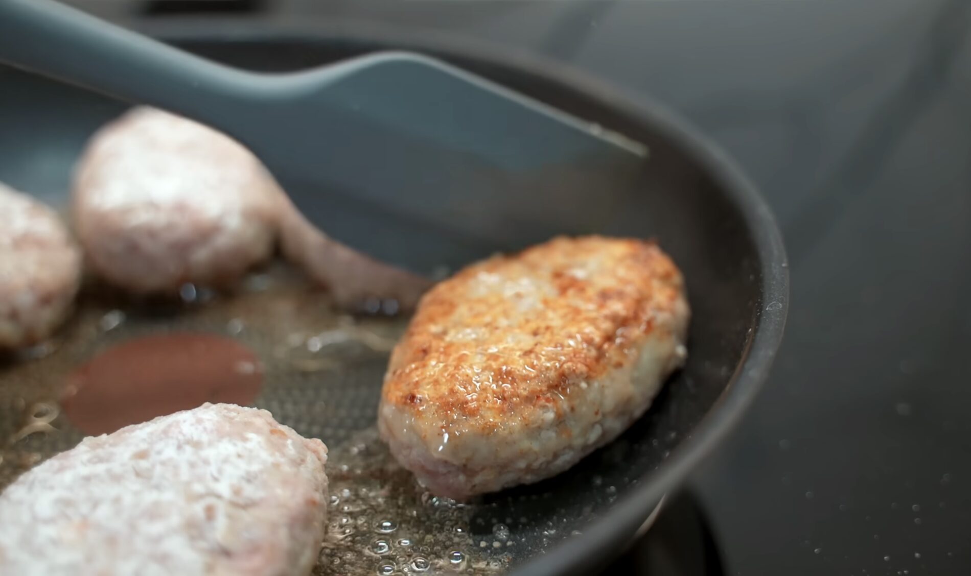Господині розповіли, як смажити котлети без бризок олії 
