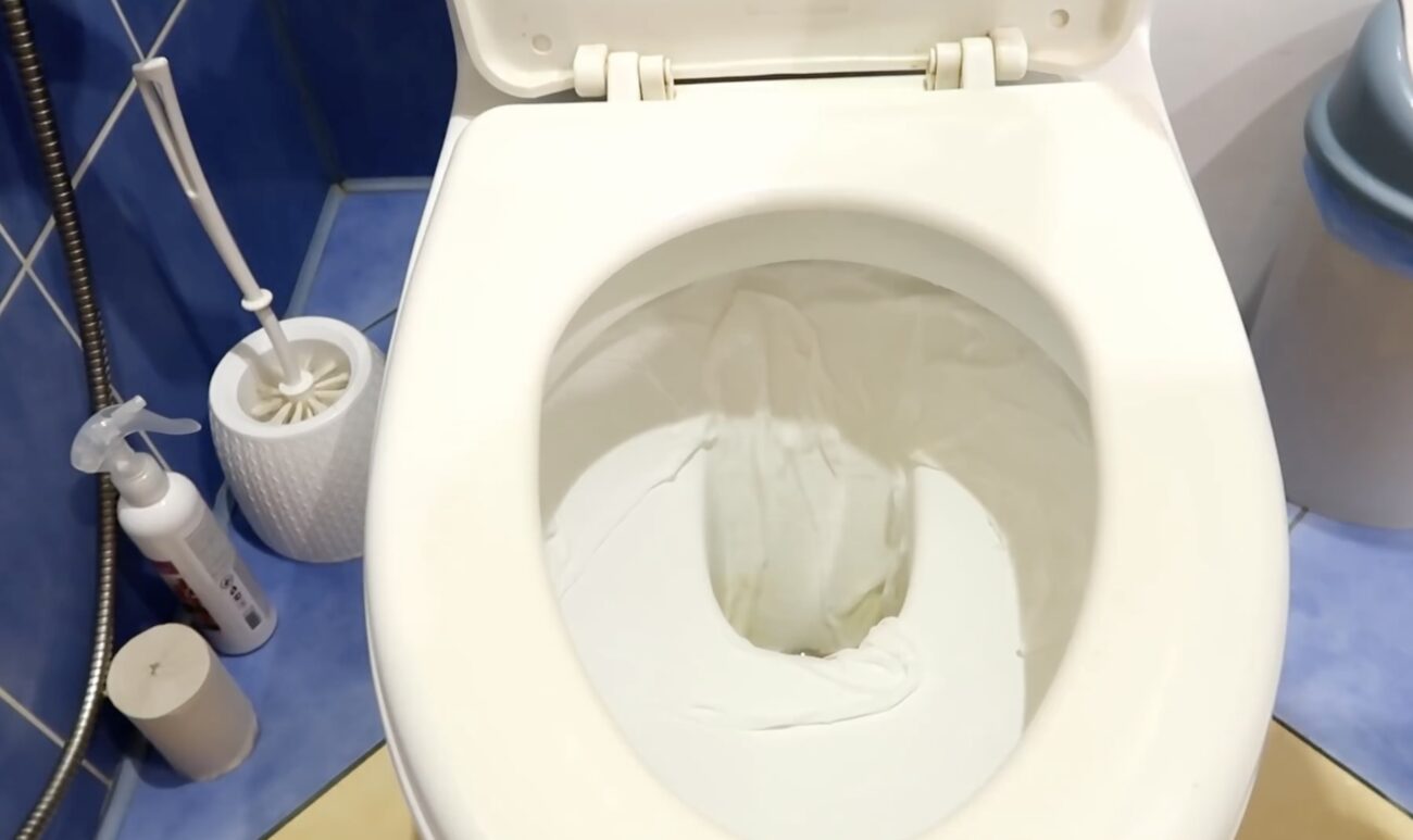 Господині розповіли, як прибрати жовтизну і наліт в унітазі Господині розповіли, як прибрати жовтизну і наліт в унітазі