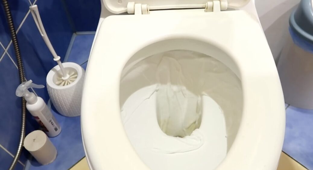 Купила в “Аврорі” зубну пасту, але використовую не за призначенням: 1 цікавий трюк для бачка – пахне місяць 