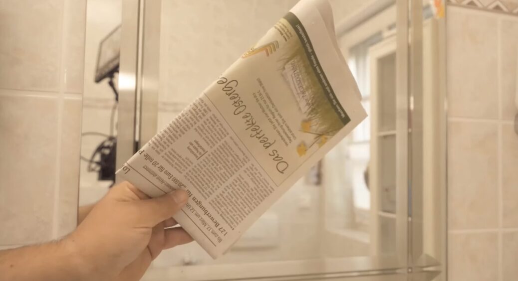 Мию дзеркала старою газетою та чаєм: жодних розводів і неймовірний блиск за 2 хвилини – перевірено мною 