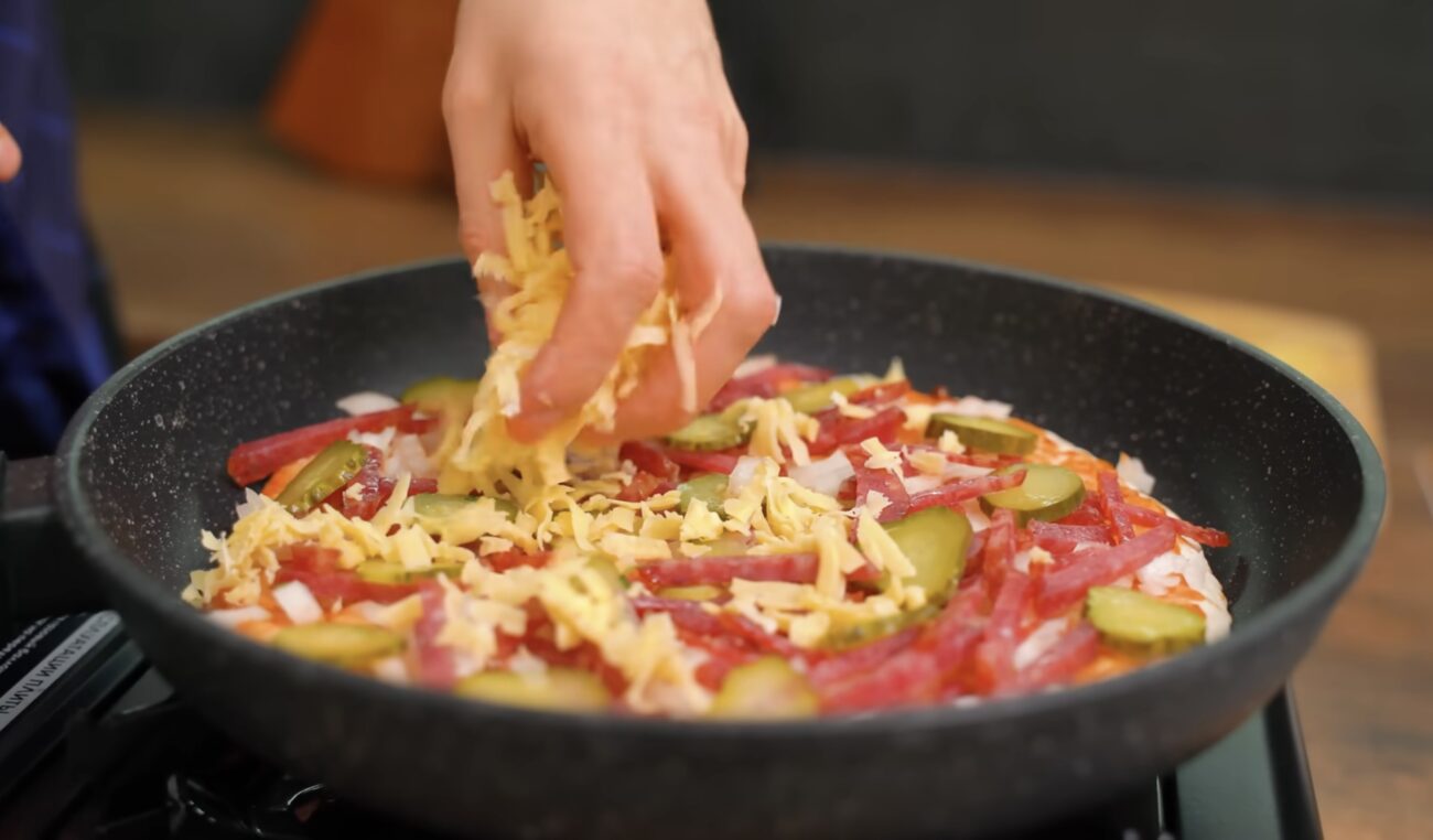 Господині поділилися рецептом швидкої піци на сковорідці