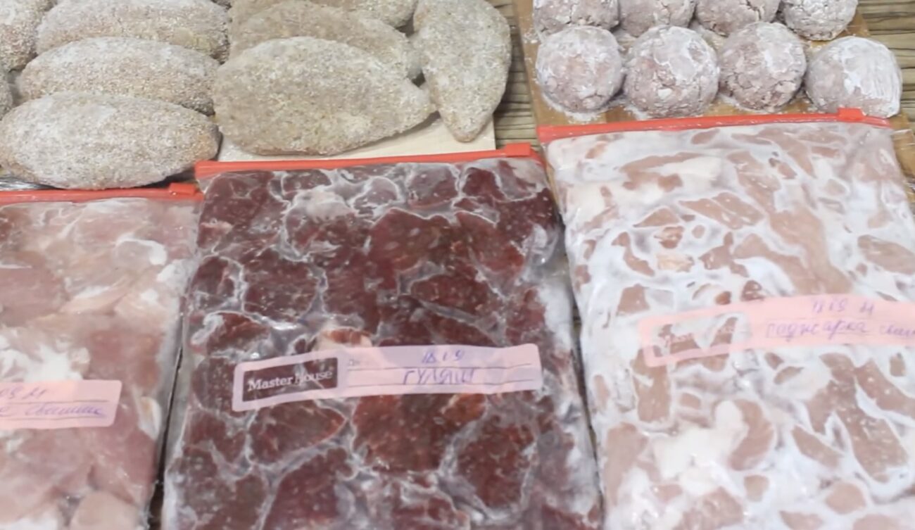 Експерти розповіли, скільки можна зберігати мʼясо в морозильній камері