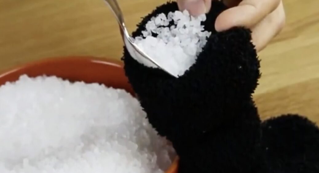 Беру 1 шкарпетку, жменю солі і кладу на підвіконня – це не “Вуду”, а дідівський трюк для дому 