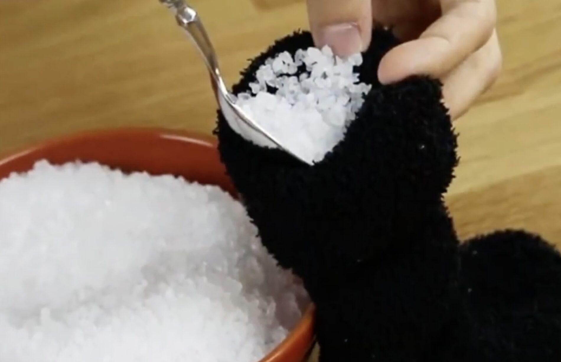 Господині розповіли, як без витрат прибрати конденсат на вікнах