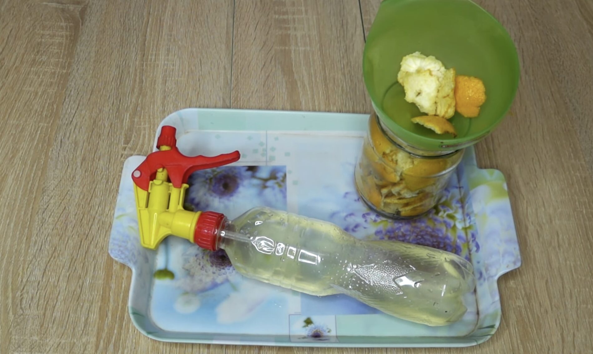 Господині розповіли, як зробити засіб для прибирання з двох інгредієнтів