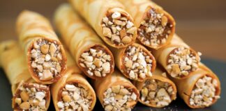 Господині поділилися рецептом трубочок зі згущеним молоком на пательні