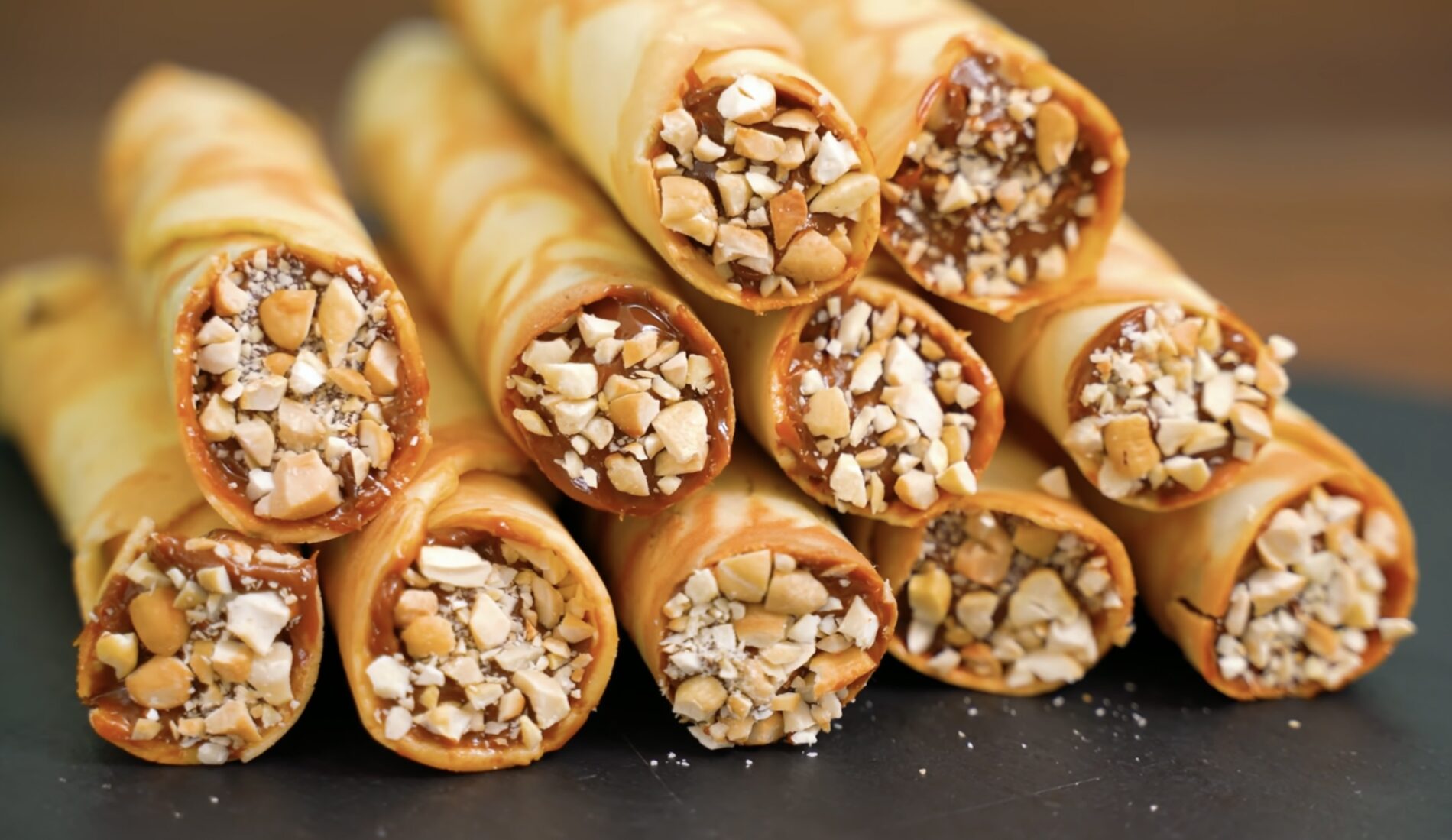 Господині поділилися рецептом трубочок зі згущеним молоком на пательні