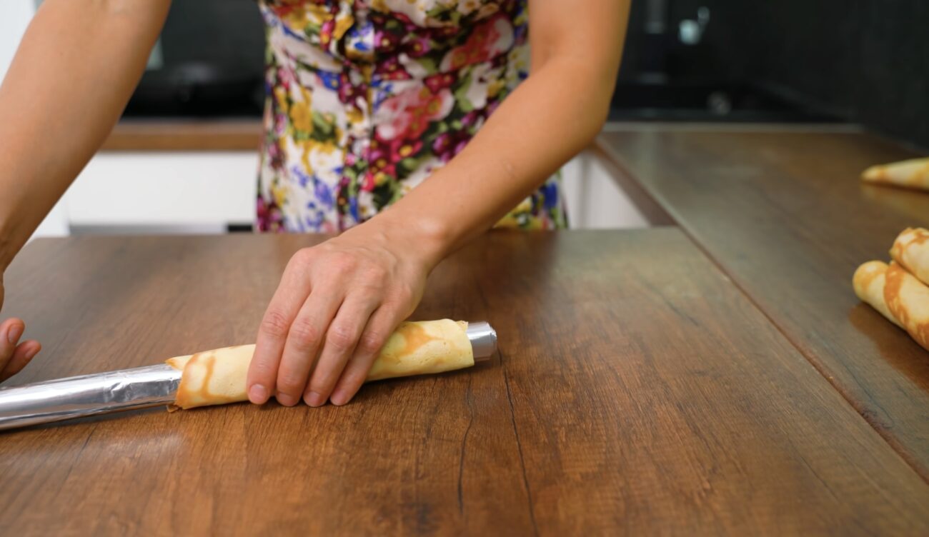 Господині поділилися рецептом трубочок зі згущеним молоком на пательні