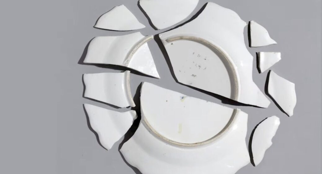 Бабуся казала: “Це не руки не звідти ростуть, а на щастя”. Прикмета про битий посуд, яка існує вже 150 років 