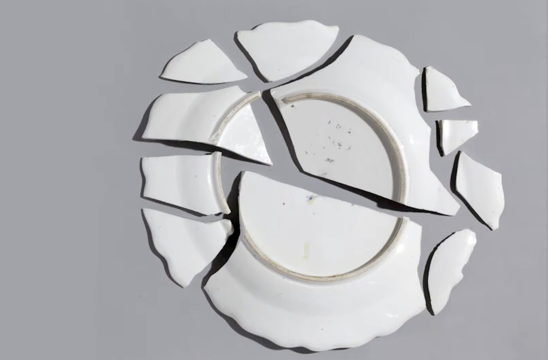 Господині розповіли, що робити з розбитим посудом