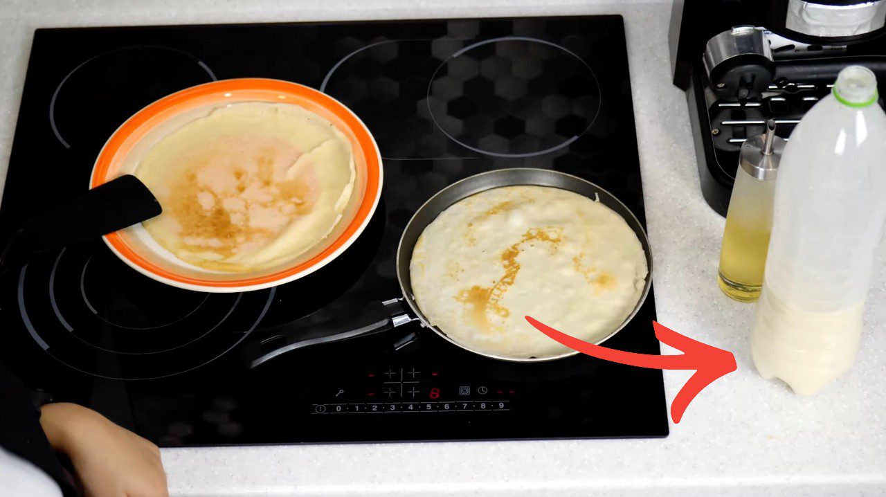 Господині розповіли, як приготувати тісто для млинців в пляшці