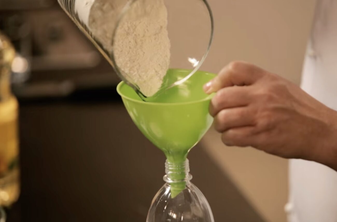 Господині розповіли, як приготувати тісто для млинців в пляшці 