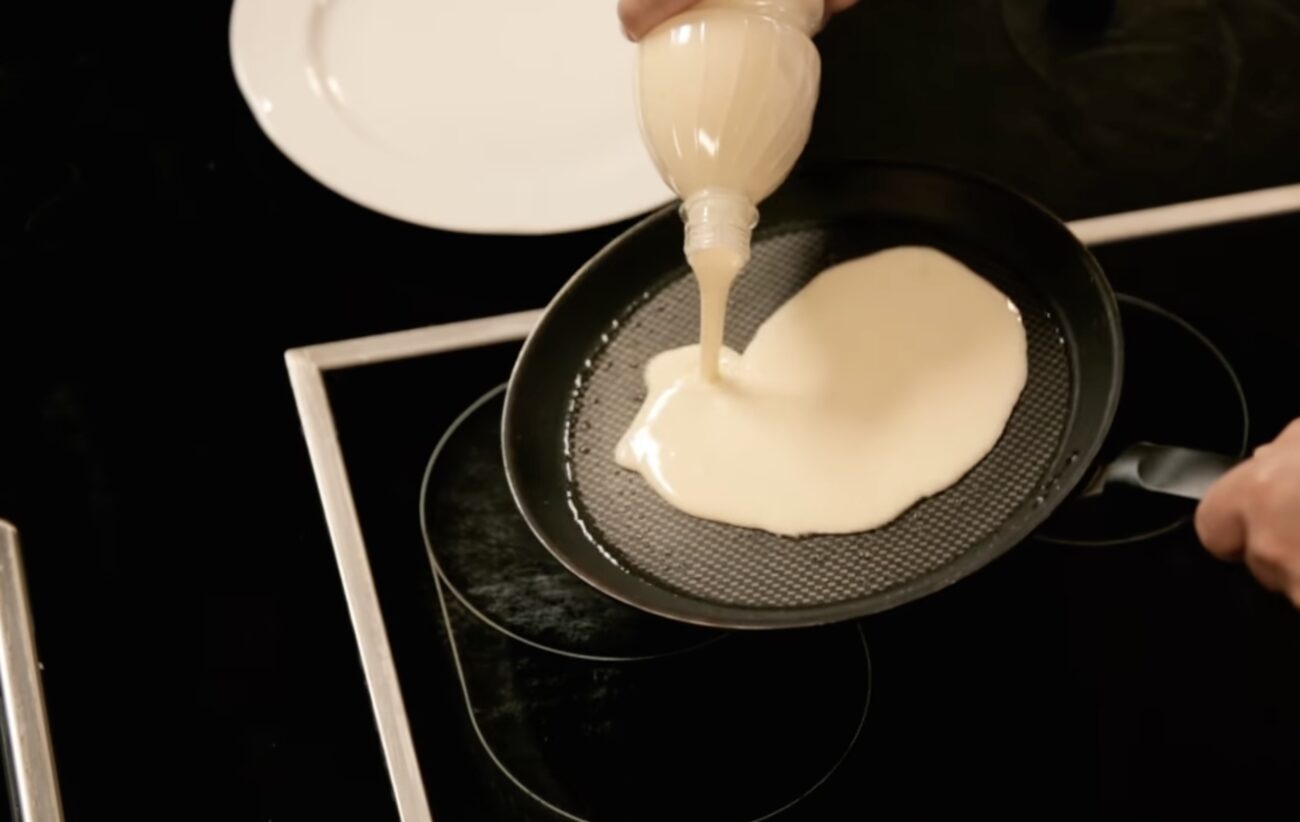 Господині розповіли, як приготувати тісто для млинців в пляшці 