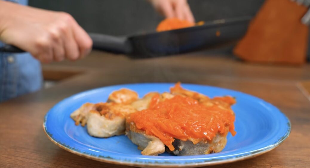 Нарешті відчула цей смак дитинства – рецепт хека під соусом: так готувала моя бабуся у 1970-х роках 