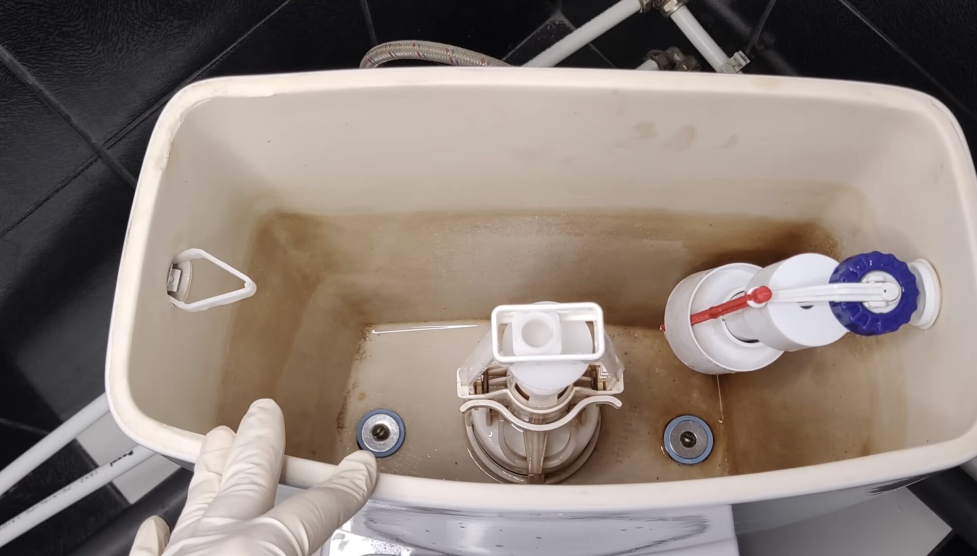 Експерти розповіли, що робити, якщо тече бачок унітазу