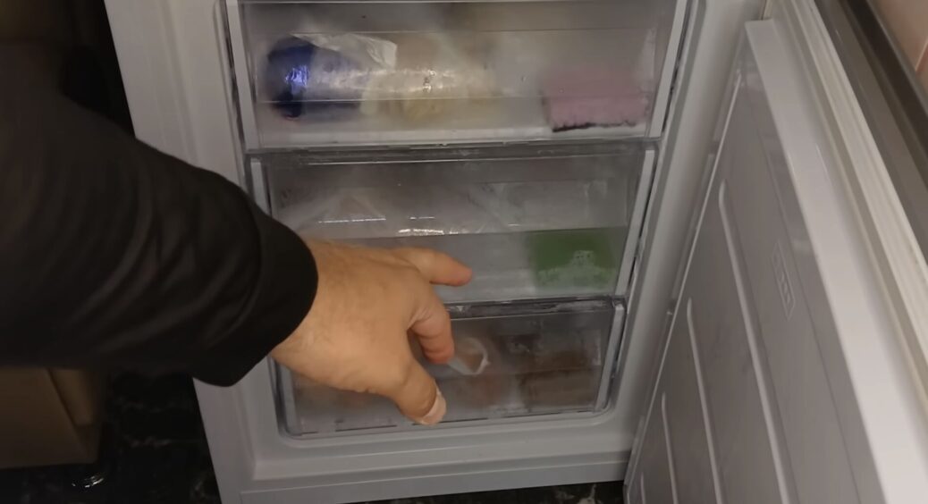 Беру 1 шматок фольги й кладу в морозилку: свекруха спочатку весь дім на вуха підняла, а потім сама повторила 