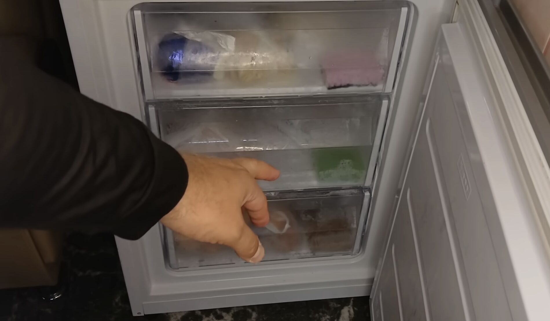 Господині розповіли, навіщо класти фольгу в морозильну камеру