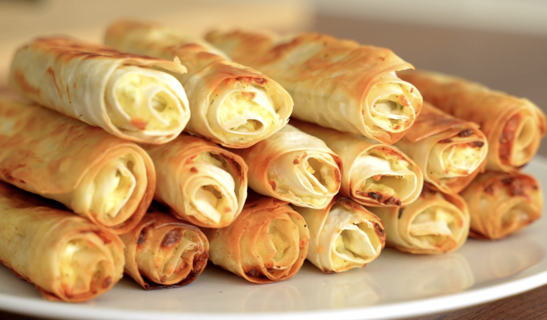 Господині поділилися рецептом лінивих трубочок з сиром із лаваша