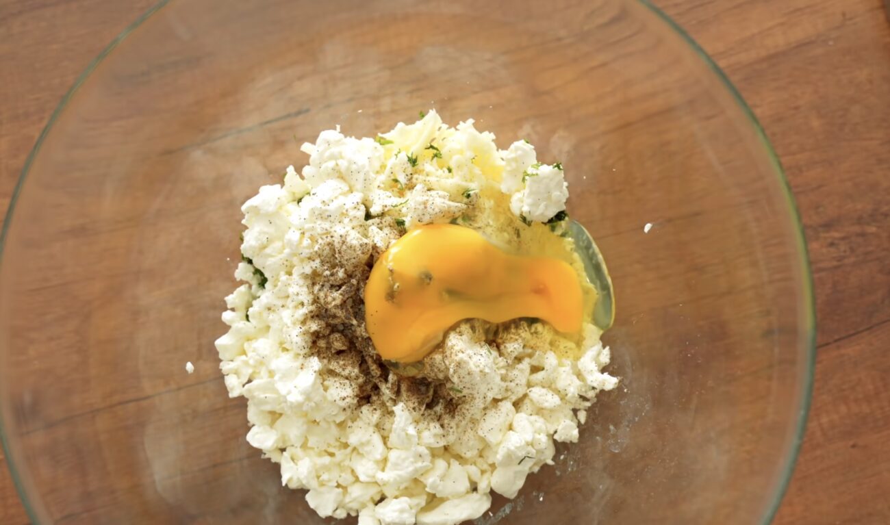 Господині поділилися рецептом лінивих трубочок з сиром із лаваша Господині поділилися рецептом лінивих трубочок з сиром із лаваша