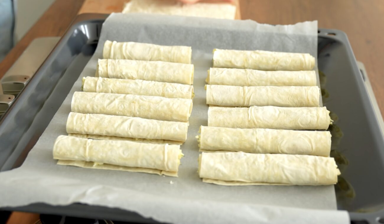 Господині поділилися рецептом лінивих трубочок з сиром із лаваша