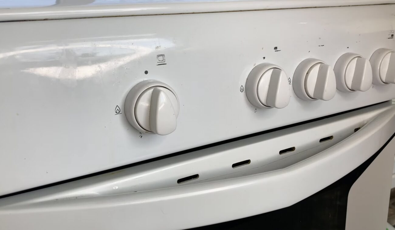 Господині розповіли, як відмити жирні ручки на плиті 